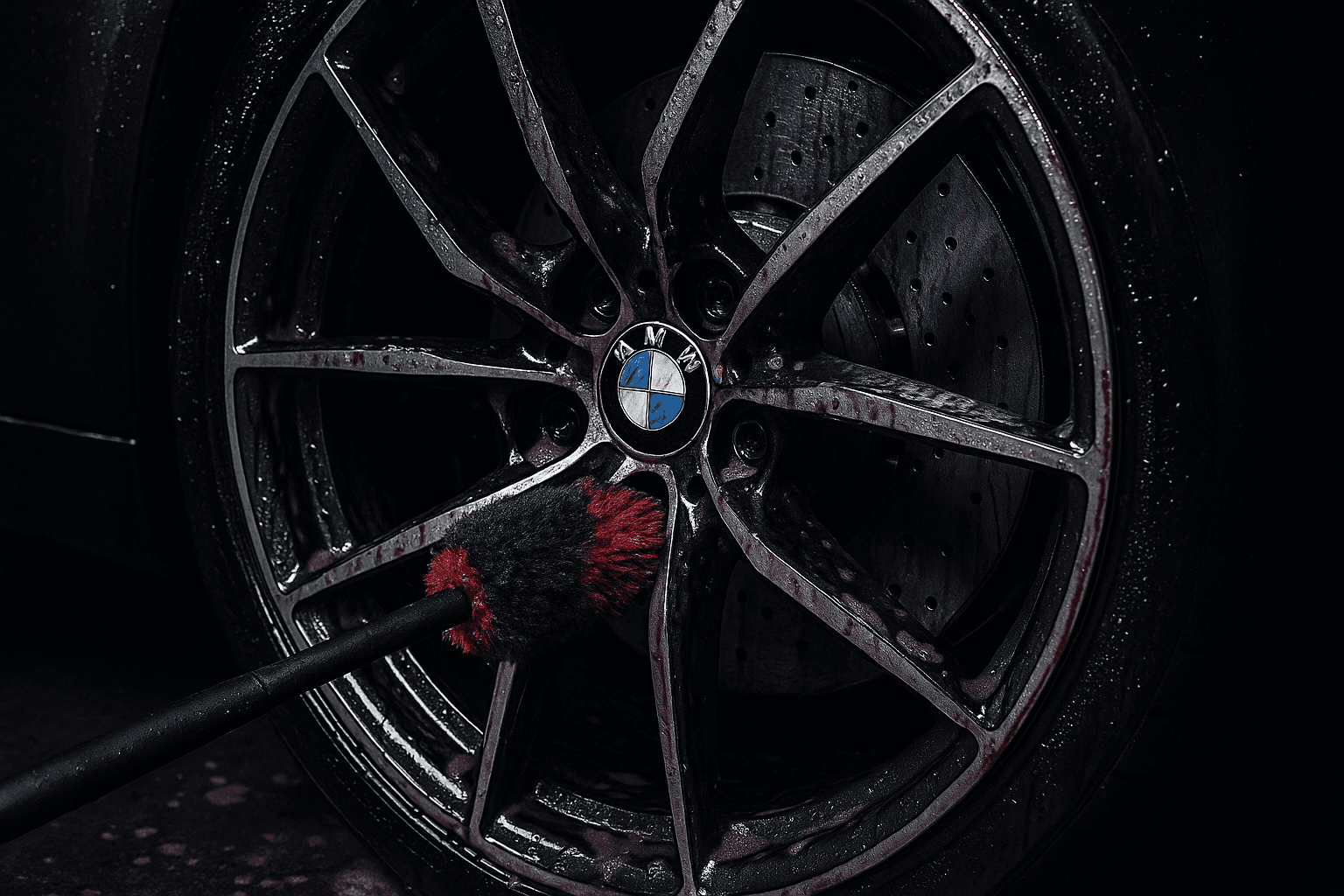 Detailaufnahme der Felgenreinigung mit Bürste und Felgenreiniger