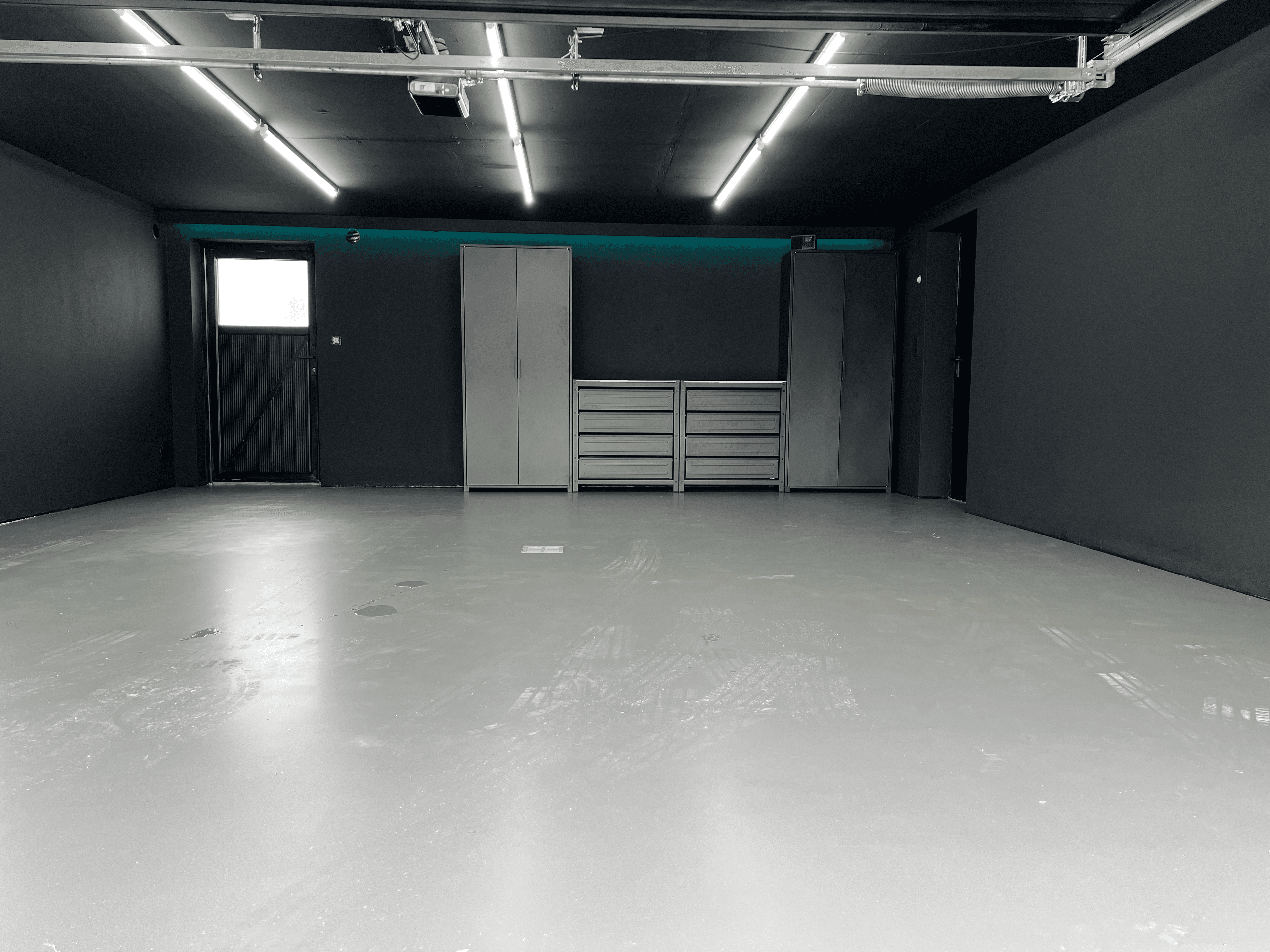 Aufbereitungs-Garage: moderner, sauberer Detailing-Arbeitsplatz für Fahrzeugpflege