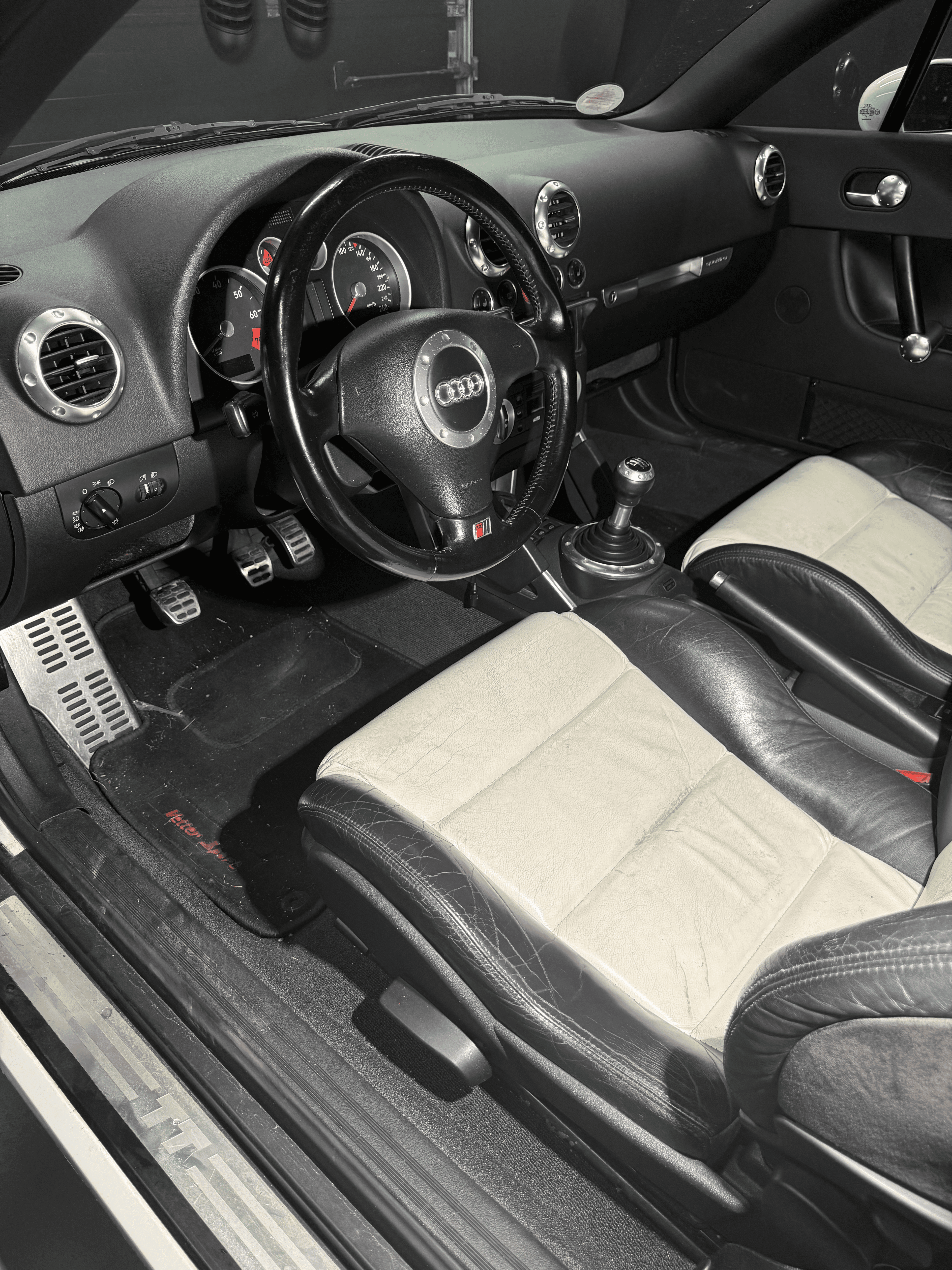 Audi TT Innenraum vor der Aufbereitung