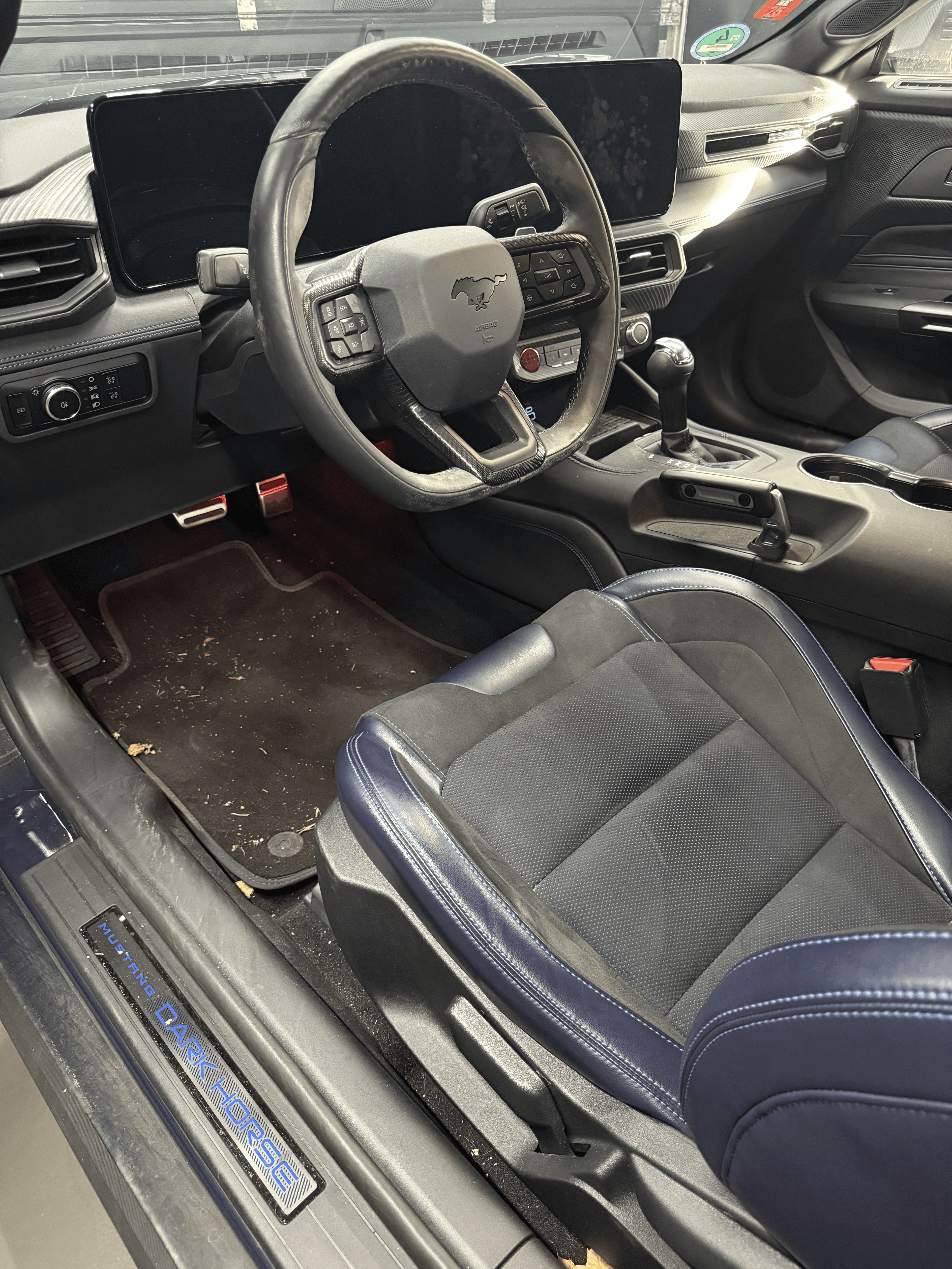 Ford Mustang Dark Horse Innenraum vor der Aufbereitung